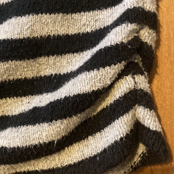 OP💫 Women’s Black/Gray Striped V-Neck Cozy Sweater - Picture 5 of 7